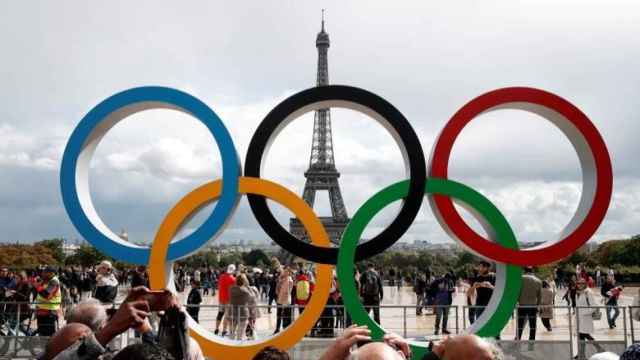 Los aros olímpicos con la Torre Eiffel de fondo para los Juegos Olímpicos de París 2024