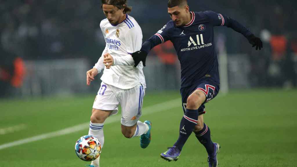 Marco Verratti persigue a Luka Modric e intenta robarle el balón