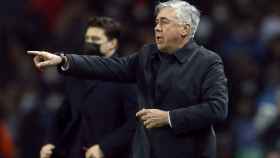 Carlo Ancelotti da órdenes a los futbolista del Real Madrid en la banda del Parque de los Príncipes