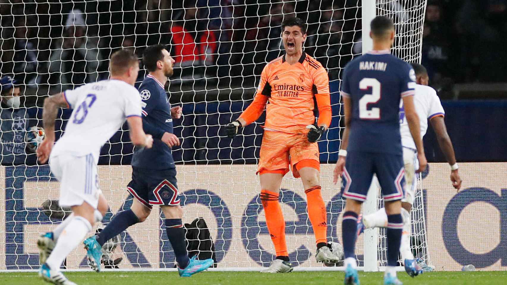 Thibaut Courtois celebra la parada al penalti de Leo Messi