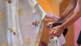 Imagen de archivo de un sacerdote bendiciendo a un menor.
