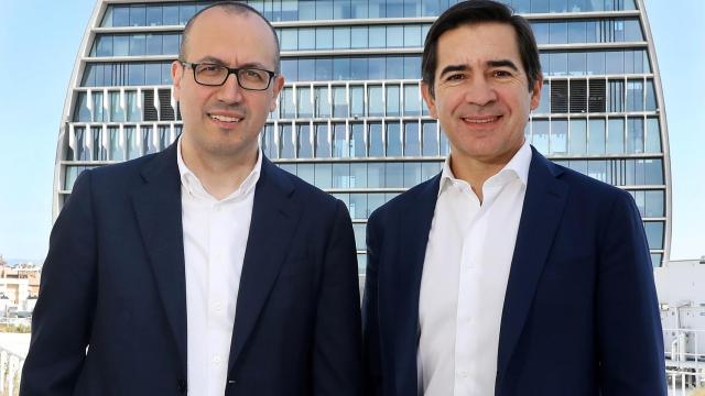 El consejero delegado de BBVA, Onur Genç, y el presidente del banco, Carlos Torres Vila, frente al edifico sede de BBVA en Madrid