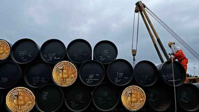 Montaje de un operario manejando barriles de petróleo con el símbolo del bitcoin.