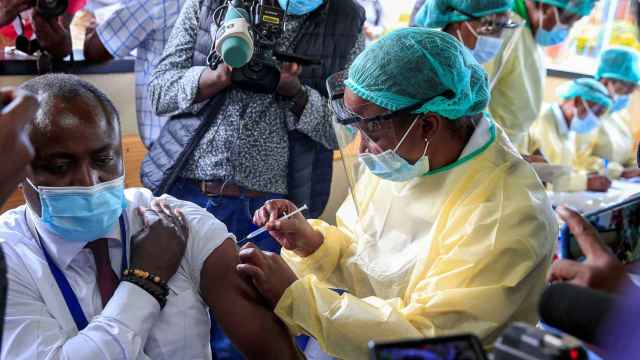 Un hombre recibe su vacuna en Zimbabue.