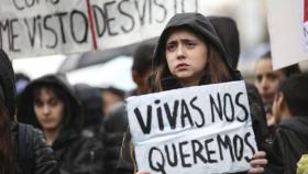 Una joven protesta contra la violencia machista.