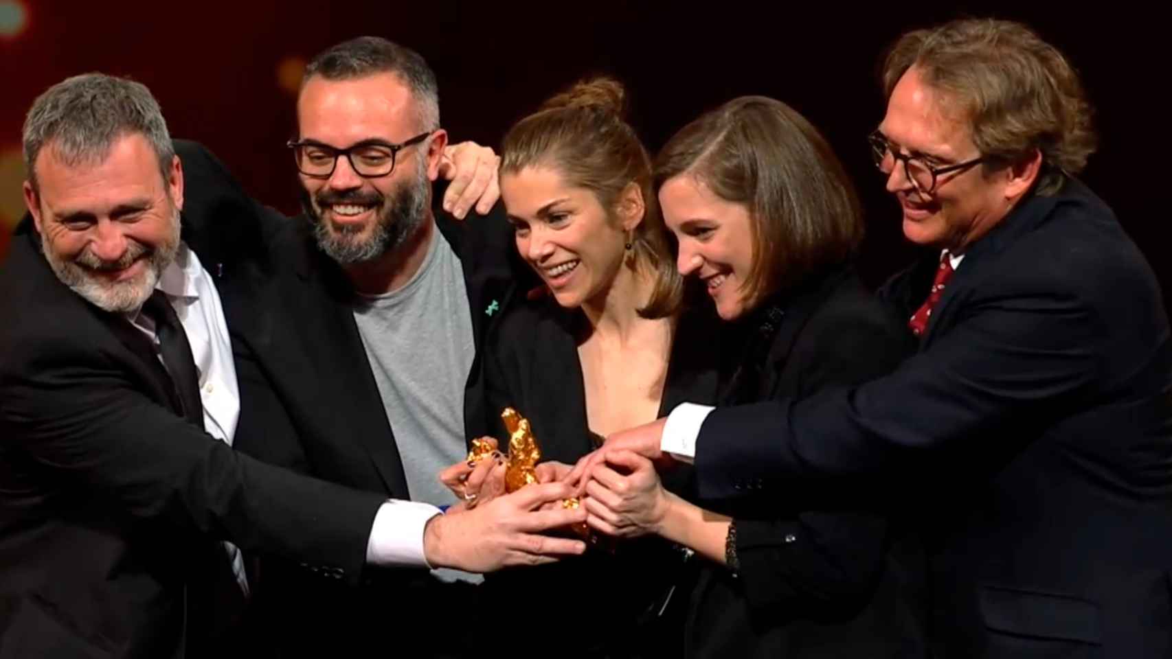 Carla Simón y el equipo de 'Alcarràs' recogen el Oso de Oro de la Berlinale.