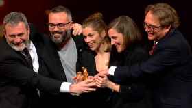 Carla Simón (segunda por la derecha) y el equipo de 'Alcarràs' recogen el Oso de Oro de la Berlinale
