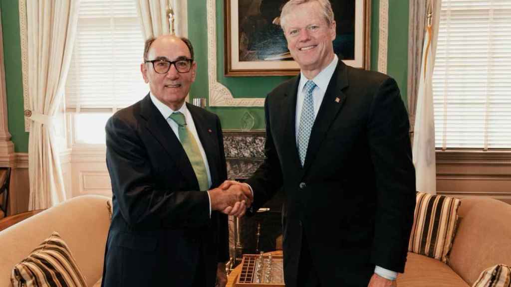 El presidente de Iberdrola, Ignacio Galán (i), y el gobernador de Massachusetts, Charlie Baker (d).
