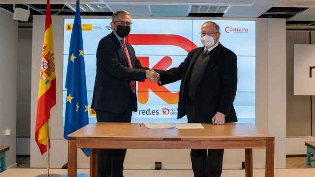 El director general de Red. es, Alberto Martínez Lacambra, y el presidente de la Cámara de Comercio de España, José Luis Bonet, durante la firma del acuerdo.