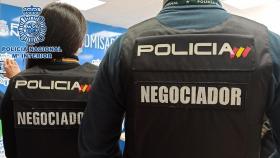 Una imagen de dos policías negociadores.