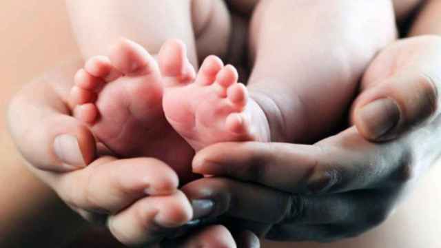 Los pies de un bebé recién nacido.