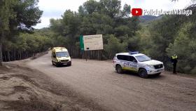 Policías locales rescatan a un ciclista herido tras una caída en los Montes de Málaga.