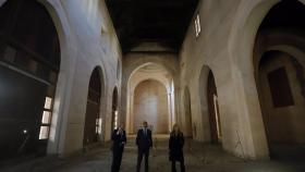 El presidente de la Junta, Juanma Moreno, durante la visita a el convento de la Trinidad.