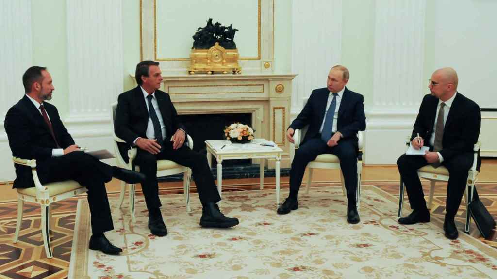 Vladímir Putin y Jair Bolsonaro junto a sus intérpretes.