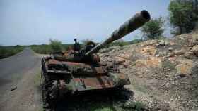 Un tanque dañado en confrontos entre los rebeldes y el ejército de Etiopía.