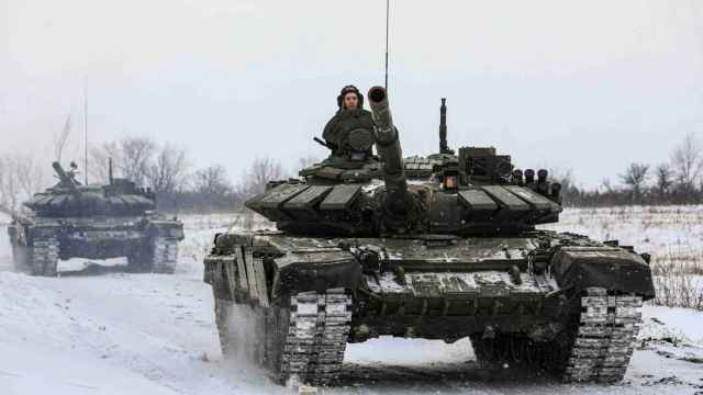 Un militar ruso conduce un tanque durante unos ejercicios en la región de Leningrado.
