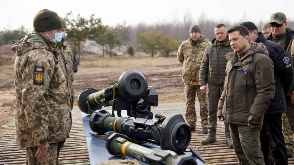 Zelensky took part in exercises with Ukrainian troops in response to a possible Russian attack.