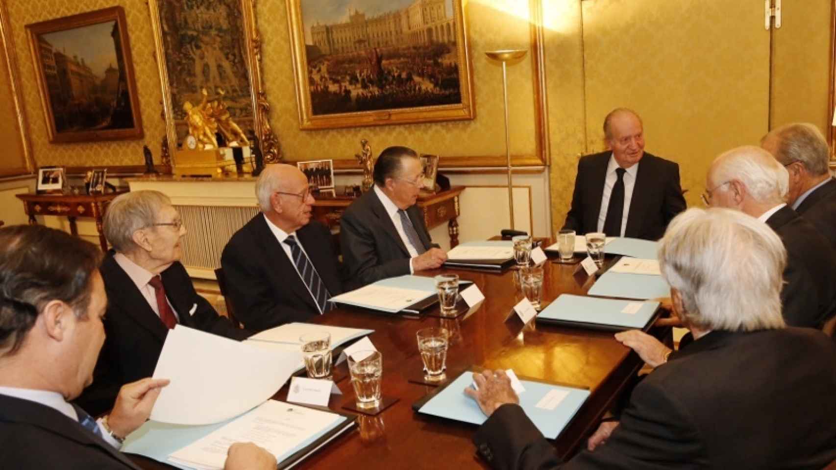 Juan Carlos con el Patronato de Fondena, el 26 de marzo de 2015, en su despacho del Palacio Real.