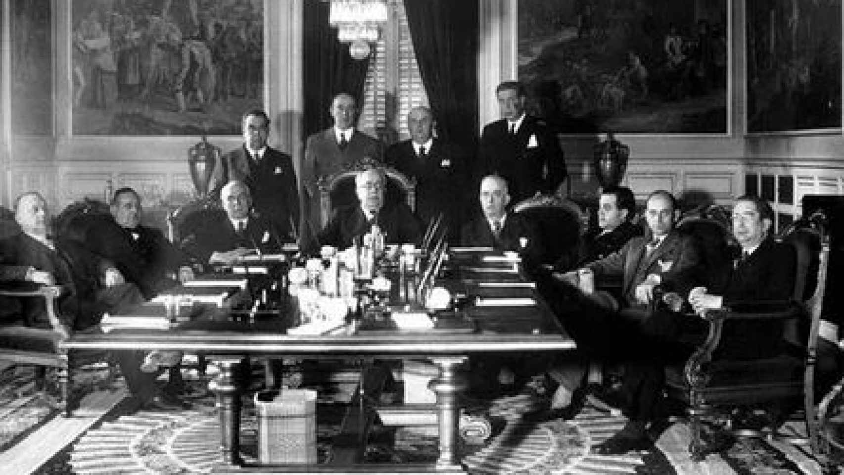Reunión del Gobierno de la II República en el Palacio Real.