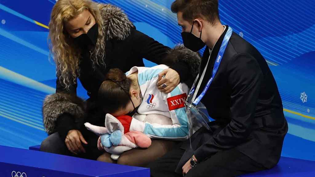Kamila Valieva rompe a llorar a pesar del consuelo de Eteri Tutberidze