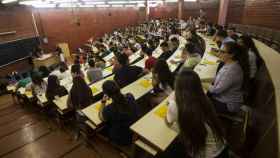 Alumnos dispuestos a realizar el examen de Selectividad en la Universidad de Barcelona.