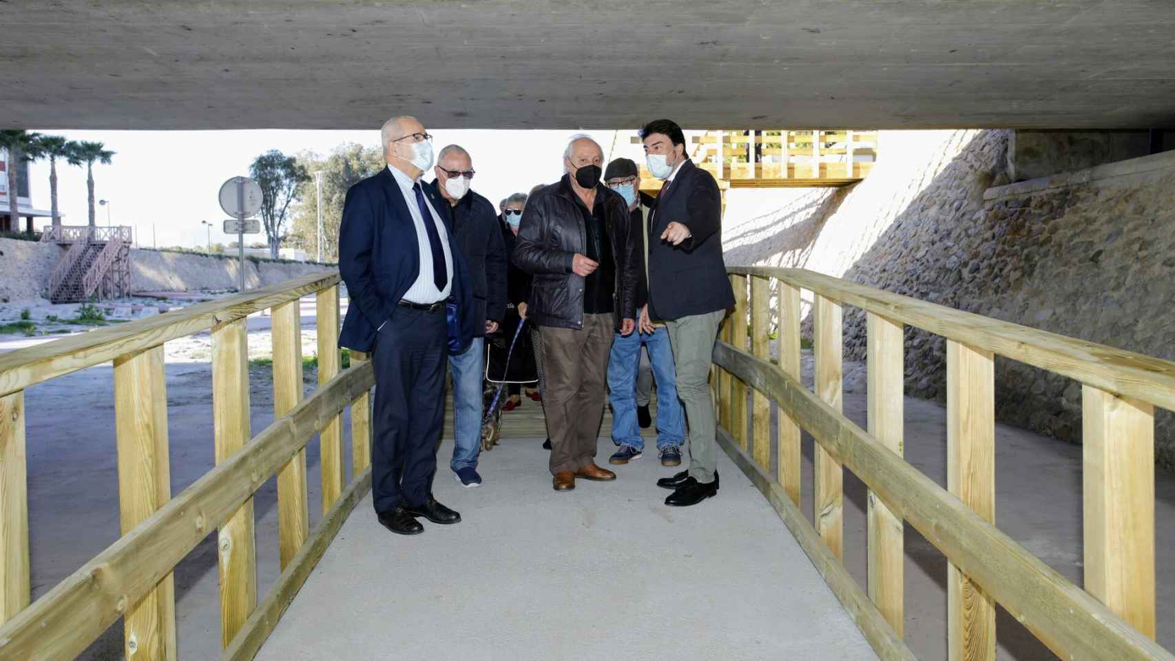 El alcalde de Alicante, Luis Barcala, en la inauguración de la nueva pasarela de