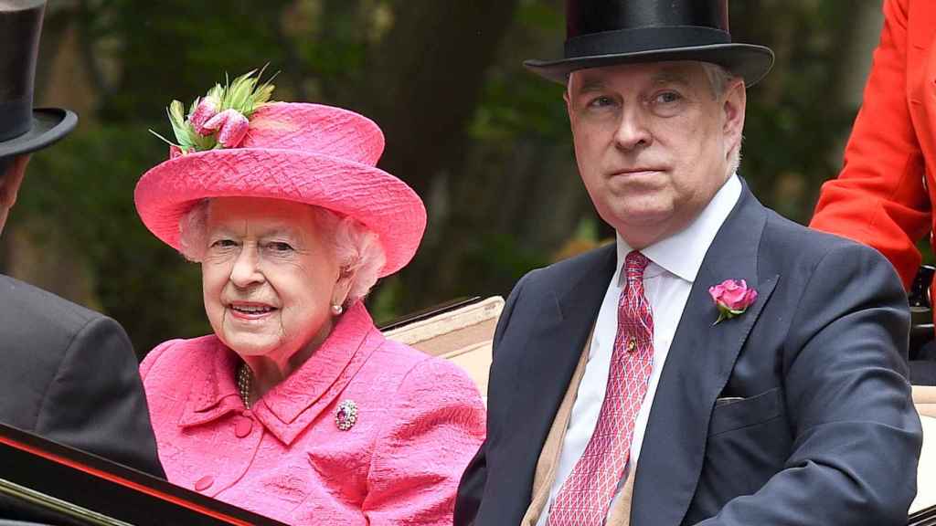 La reina Isabel II y el príncipe Andrés durante un acto en Londres.