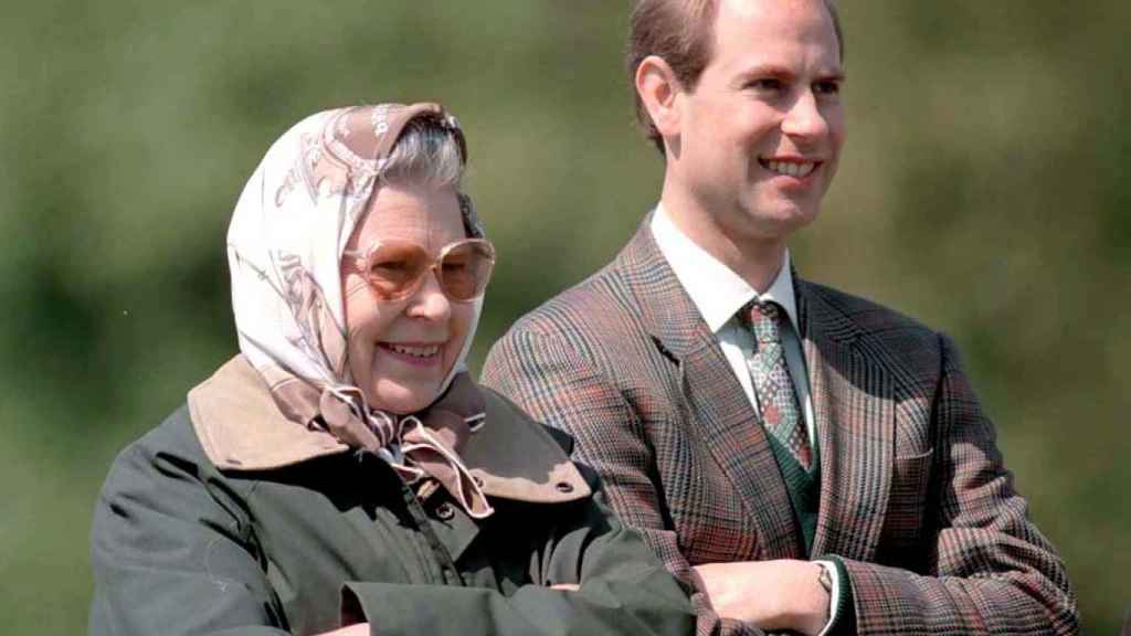 La reina Isabel y su hijo menor, el príncipe Eduardo, en una imagen de archivo.