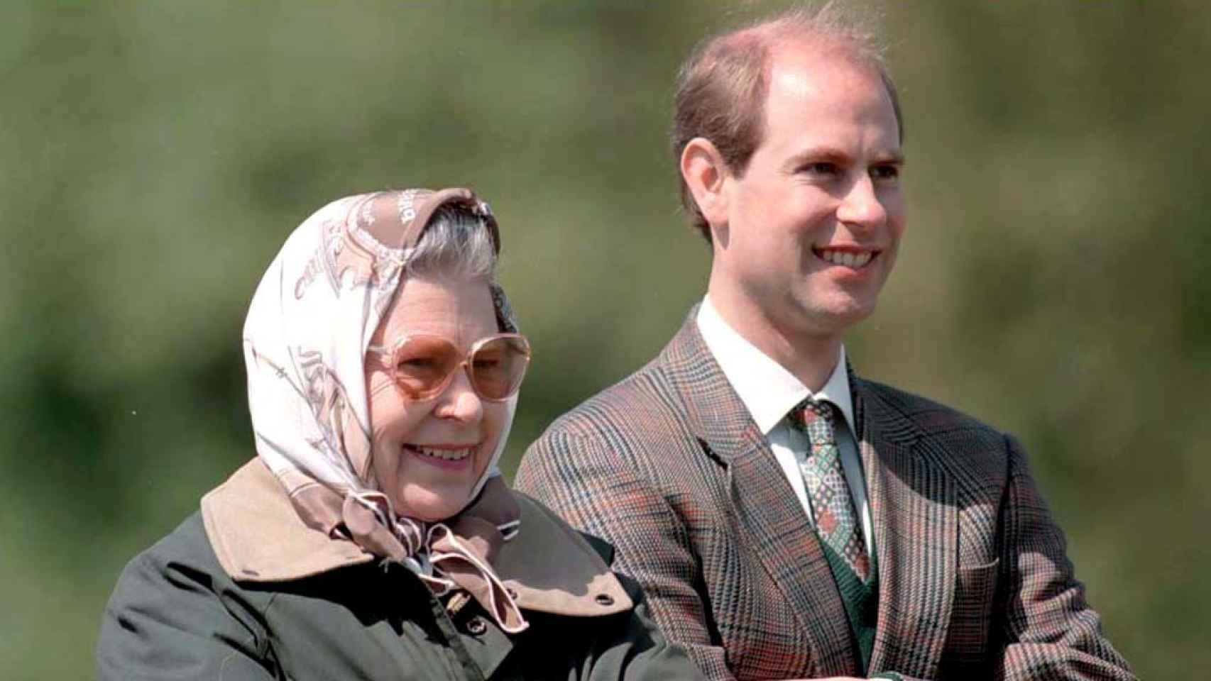 La reina Isabel y su hijo menor, el príncipe Eduardo, en una imagen de archivo.