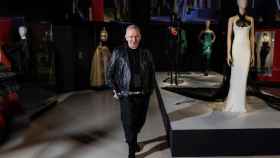 Jean Paul Gaultier en la exposición 'Cine y moda'. Foto: EFE/Rodrigo Jiménez
