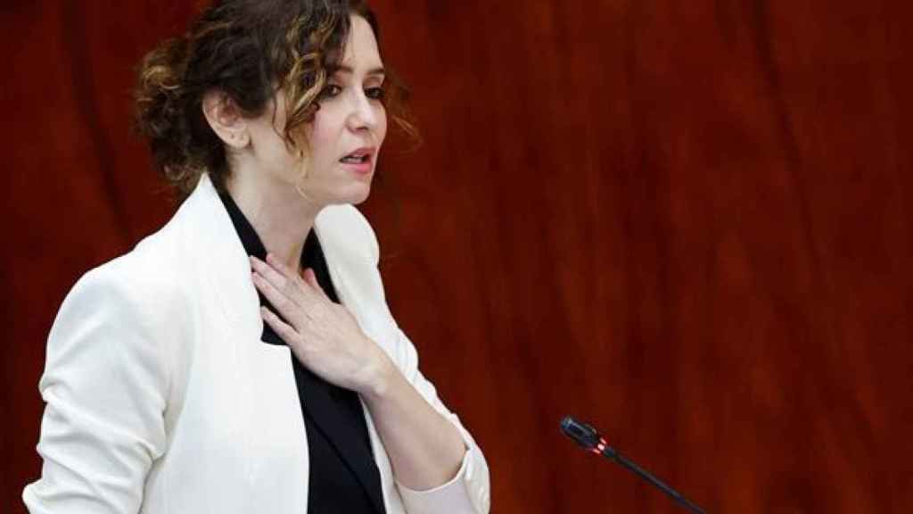 La presidenta de la Comunidad de Madrid, Isabel Díaz Ayuso interviene durante el pleno de la Asamblea de Madrid celebrado este jueves.
