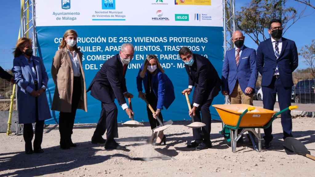 Momento de la colocación de la primera piedra de las primeras 253 viviendas de la promoción de Universidad, en Málaga.