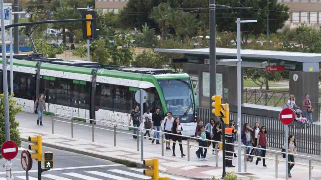 Un grupo de viajeros del Metro de Málaga, en una de las paradas del trazado de la Universidad.