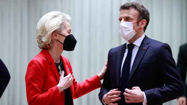 Ursula von der Leyen conversa con Emmanuel Macron durante la cumbre de este jueves en Bruselas