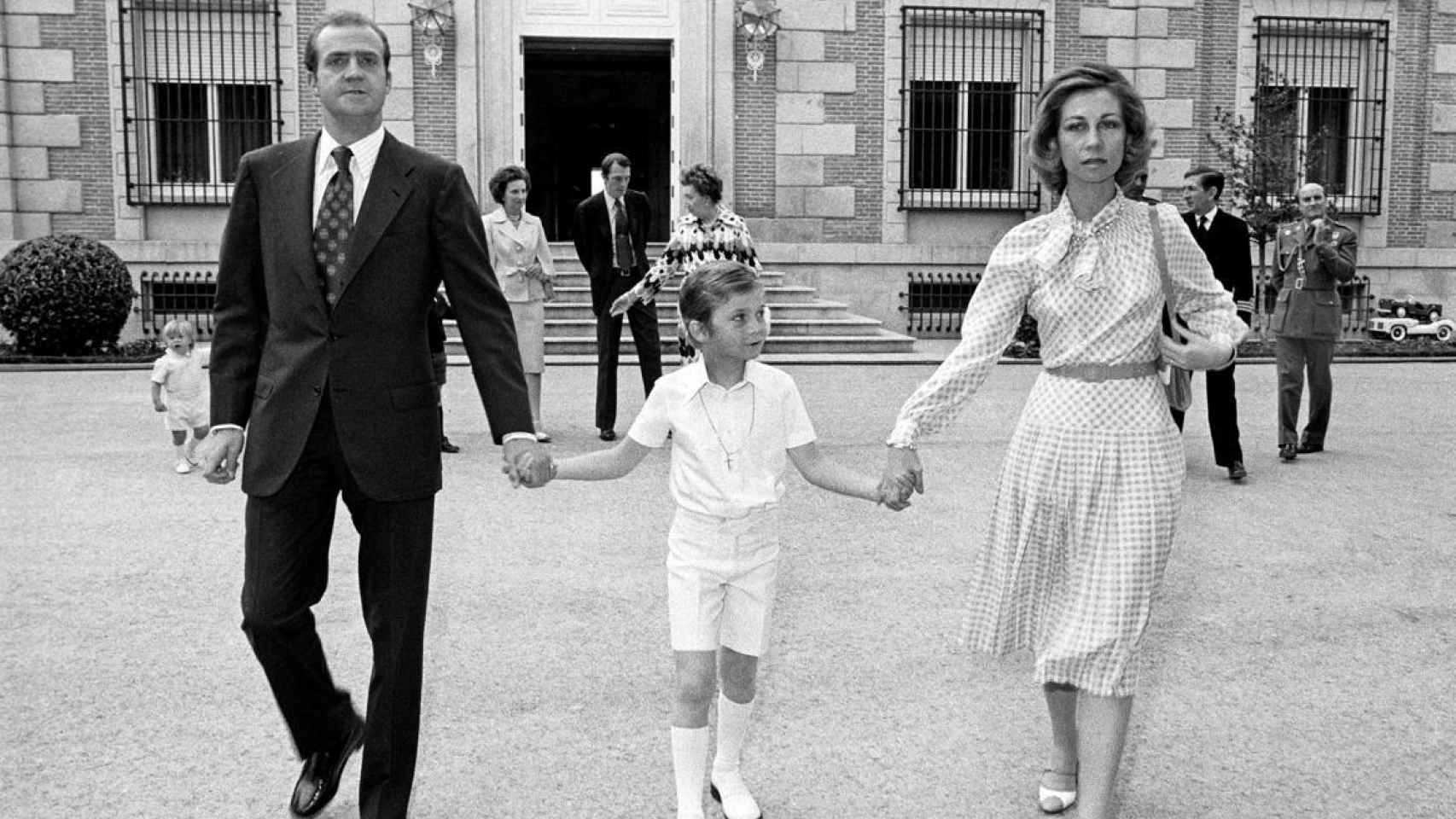Felipe VI, con sus padres, en la puerta de la Zarzuela.