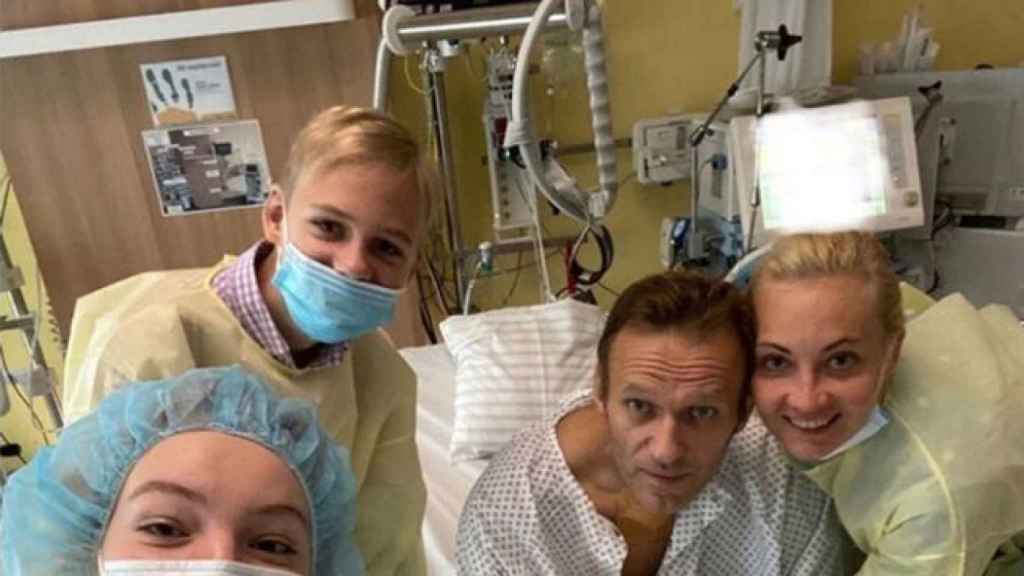 Navalny en el hospital alemán tras salir de la UCI.