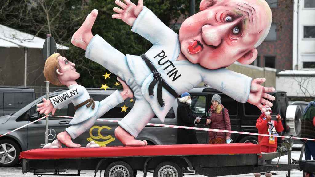Una carroza en un festival de Dusseldorf representa la relación entre Navalny y Putin.