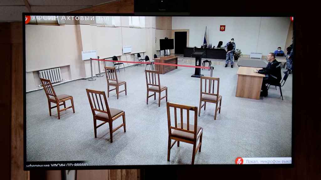 Imagen del circuito cerrado en el que se retransmite el juicio a Navalny.