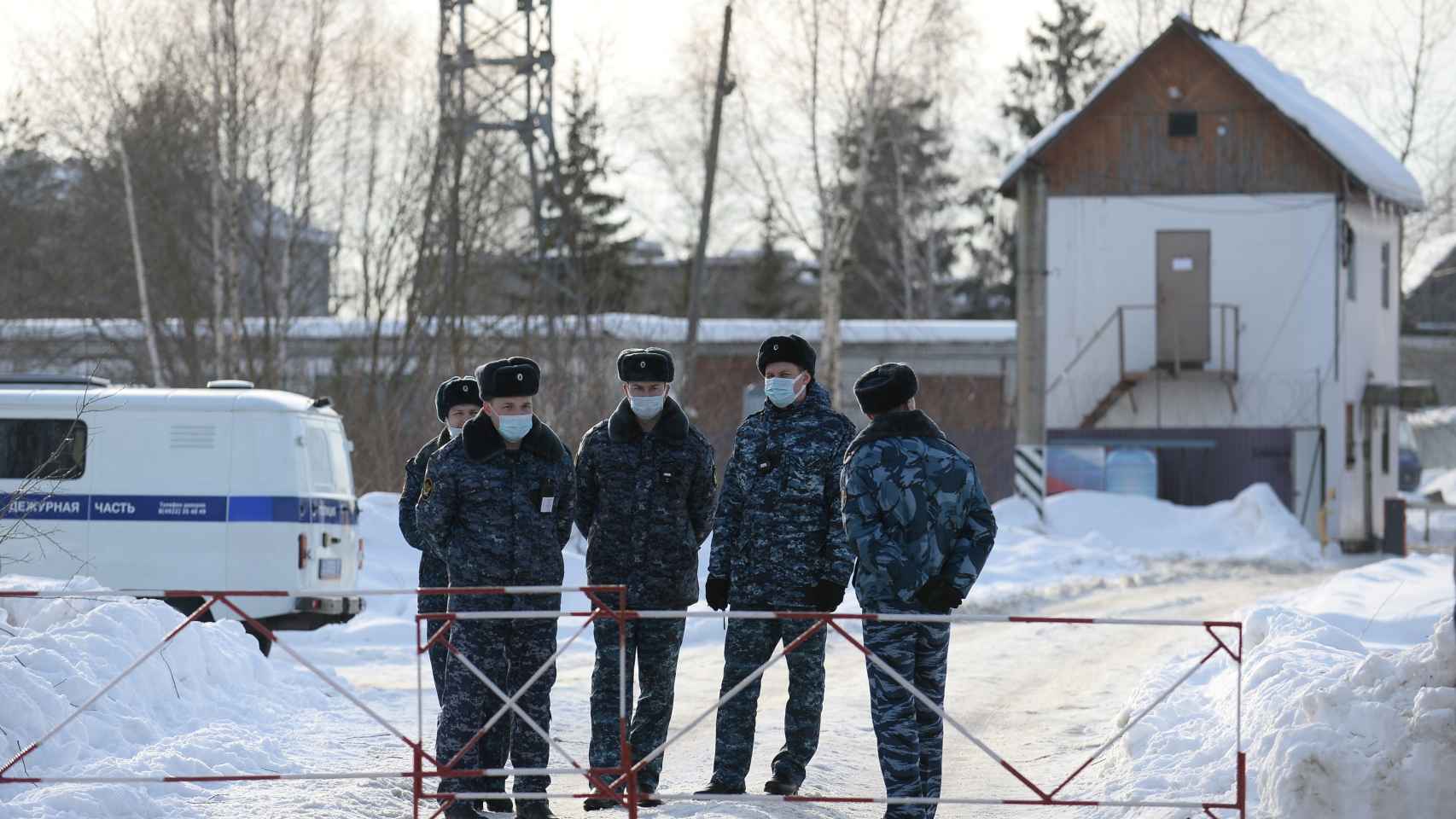 Guardias de seguridad en la entrada de la prisión actual de Navalny.