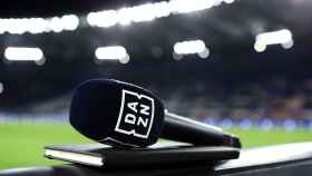 Logo de Dazn en un micrófono durante un partido de fútbol.