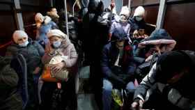Residentes de Donetsk abandonando su ciudad este viernes en un autobús.