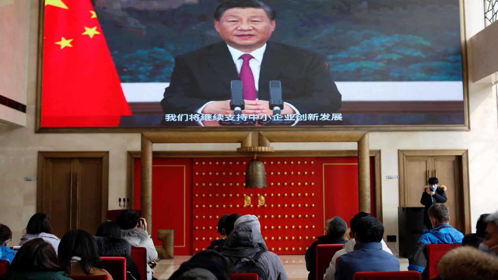 Ciudadanos chinos observando un discurso de Xi Jinping.