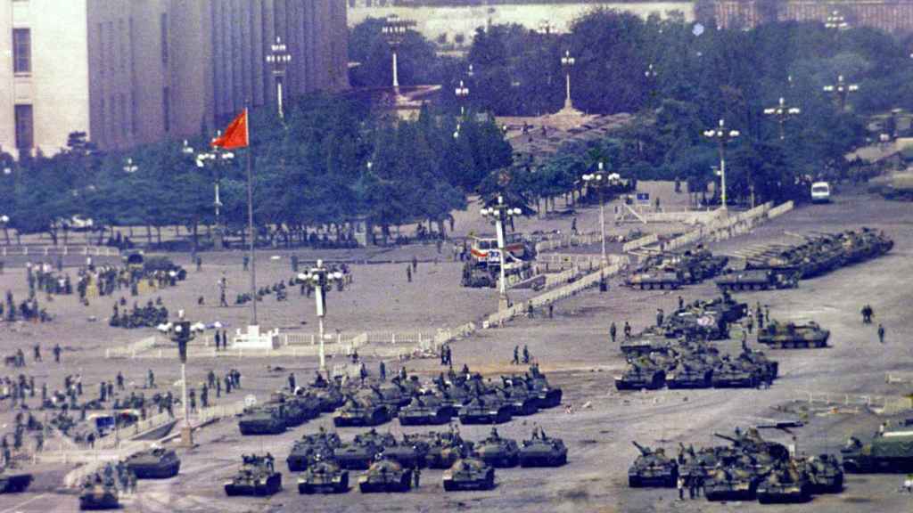 Tanques en Tiananmen el 5 de junio de 1989.