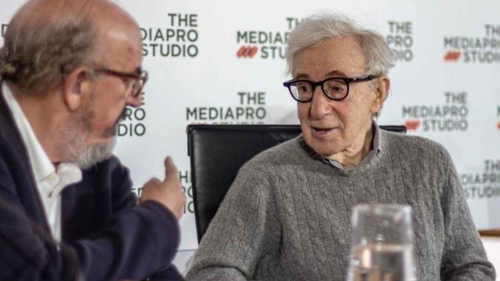 Roures habla con el director de cine Woody Allen.