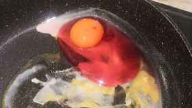 El grave peligro que corres si consumes un huevo que sale con la clara roja