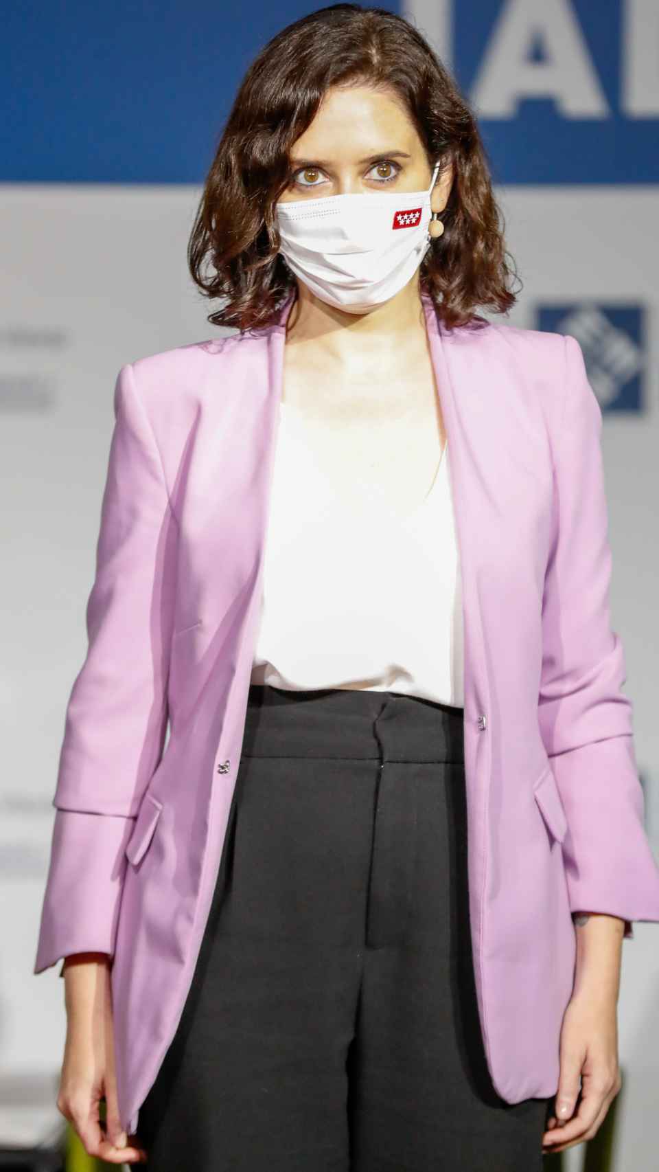 Isabel Díaz Ayuso con una blazer en color pastel.