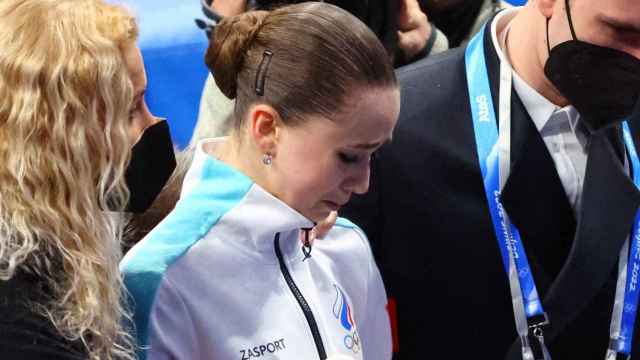 Kamila Valieva llorando junto a sus entrenadores Eteri Tutberidze y Daniil Gleikhengauz