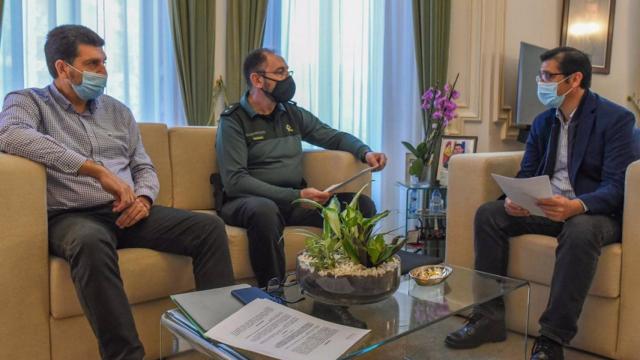 Reunión entre José Manuel Caballero, presidente de la Diputación de Ciudad Real, y José Antonio Valle, teniente coronel jefe la Comandancia de la Guardia Civil de Ciudad Real. Foto: Diputación de Ciudad Real