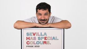 El creador de Superbritánico con el Cartel del Orgullo de Sevilla.