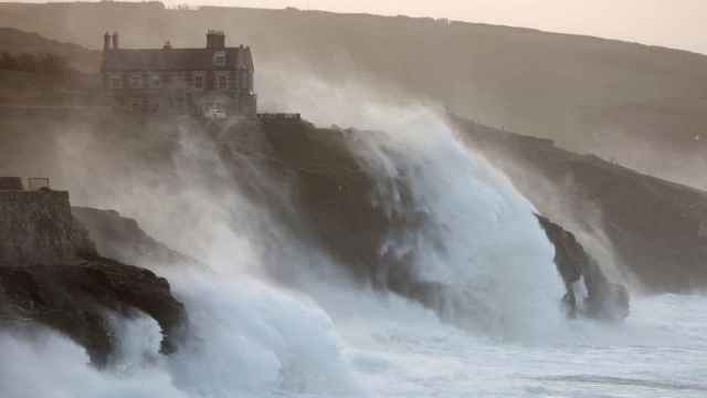 Grandes olas y fuertes vientos han golpeado la costa de Porthleven, Cornwall, Reino Unido.